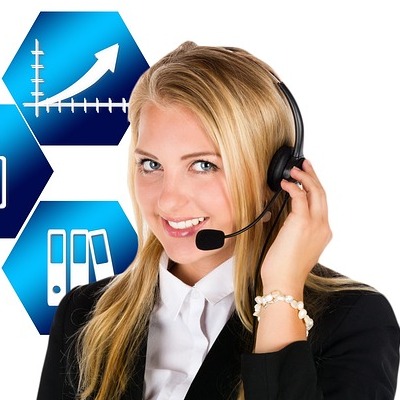 junge Fachfrau telefoniert