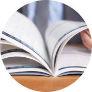 Ein Buch wird von einem Mann aufgeschlagen