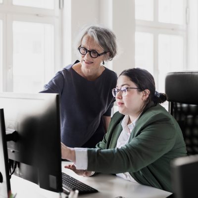 Deux femmes regarde l'écran d'un ordinateur