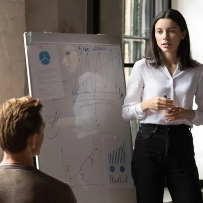 Femme à côté d'un tableau et un homme de dos assis devant