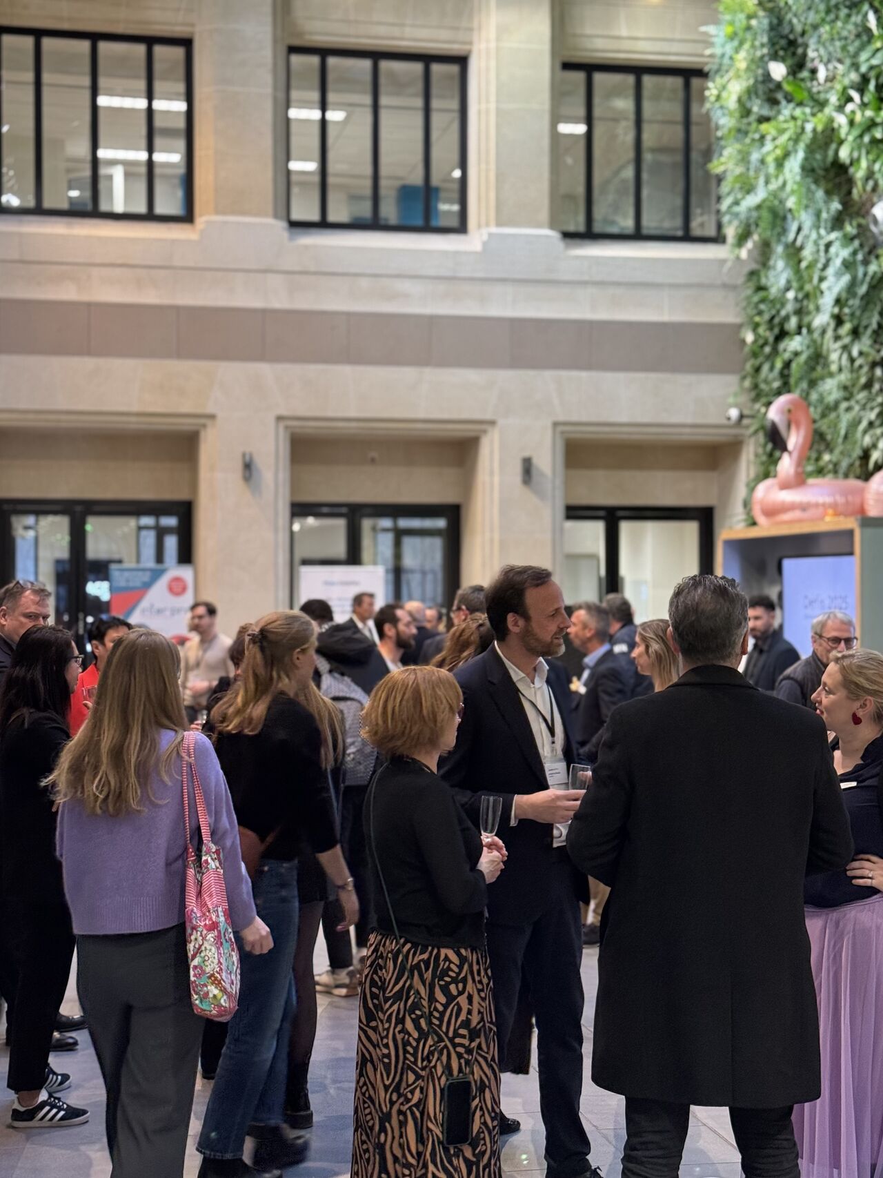 groupe de personne dans l'enceinte d'une grande salle